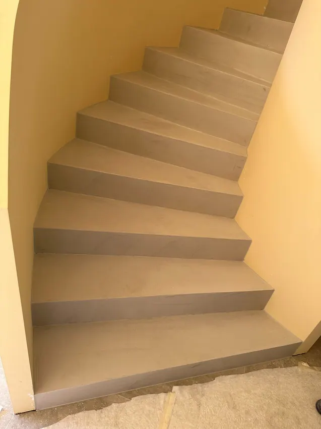 Escalier habillé d’un revêtement minéral beige