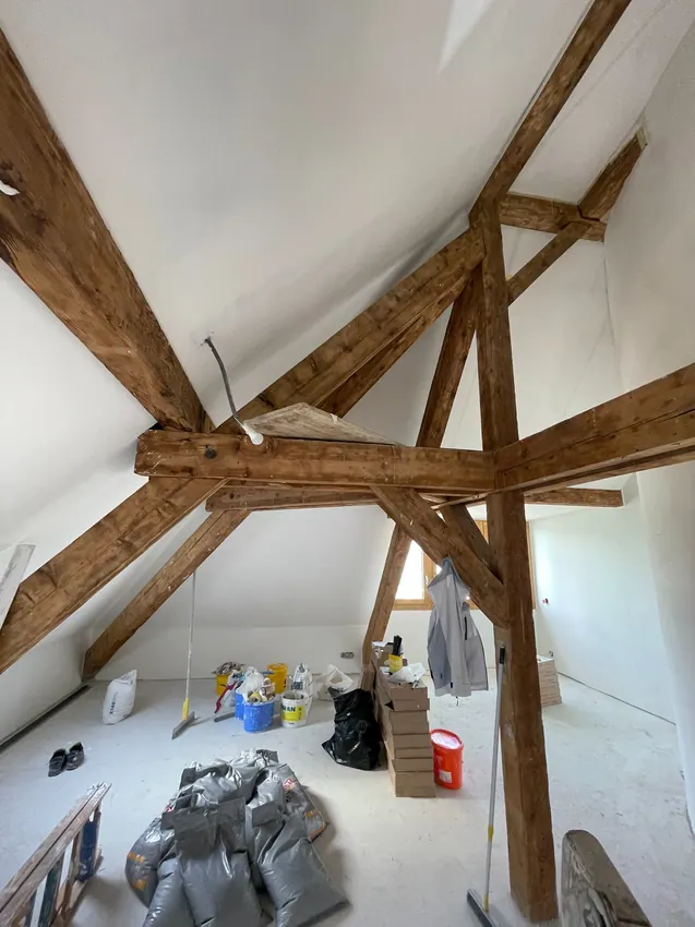 Travaux intérieurs en cours sous charpente bois