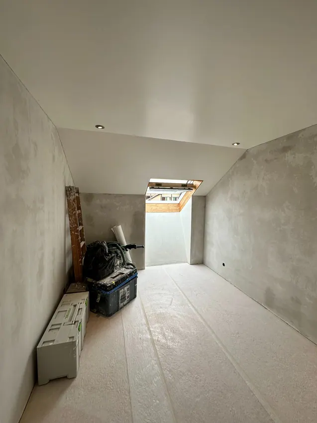 Pièce mansardée avec surfaces préparées