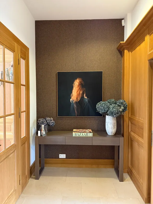 Hall avec revêtement mural foncé et console