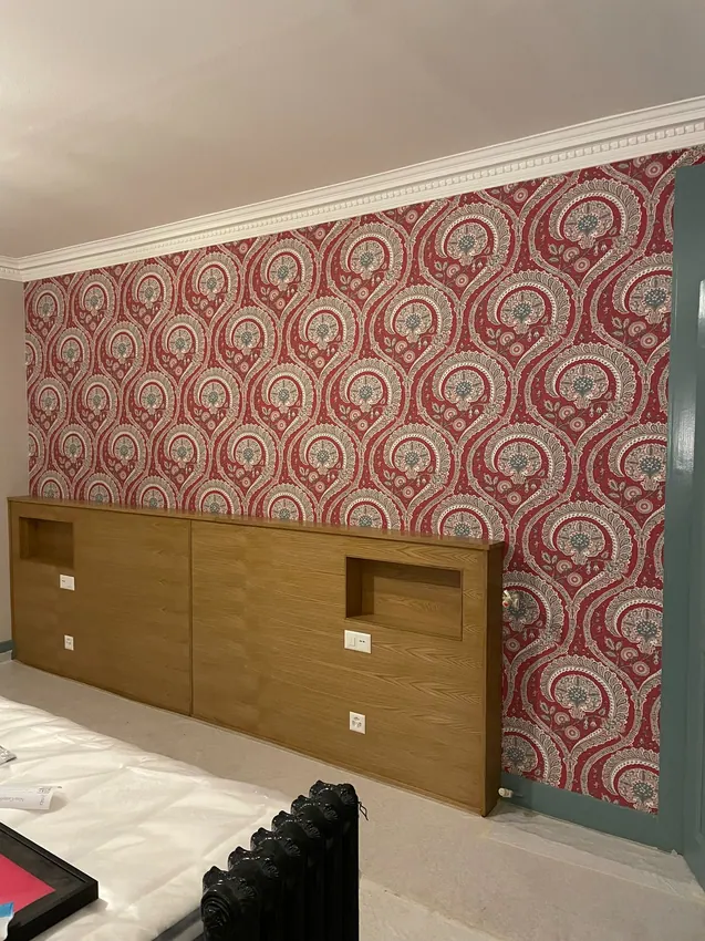 Mur revêtu de papier peint rouge à motifs géométriques