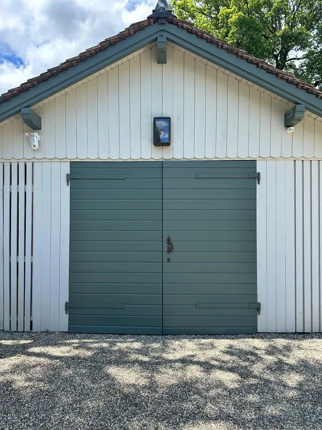 Dépendance extérieure avec porte peinte