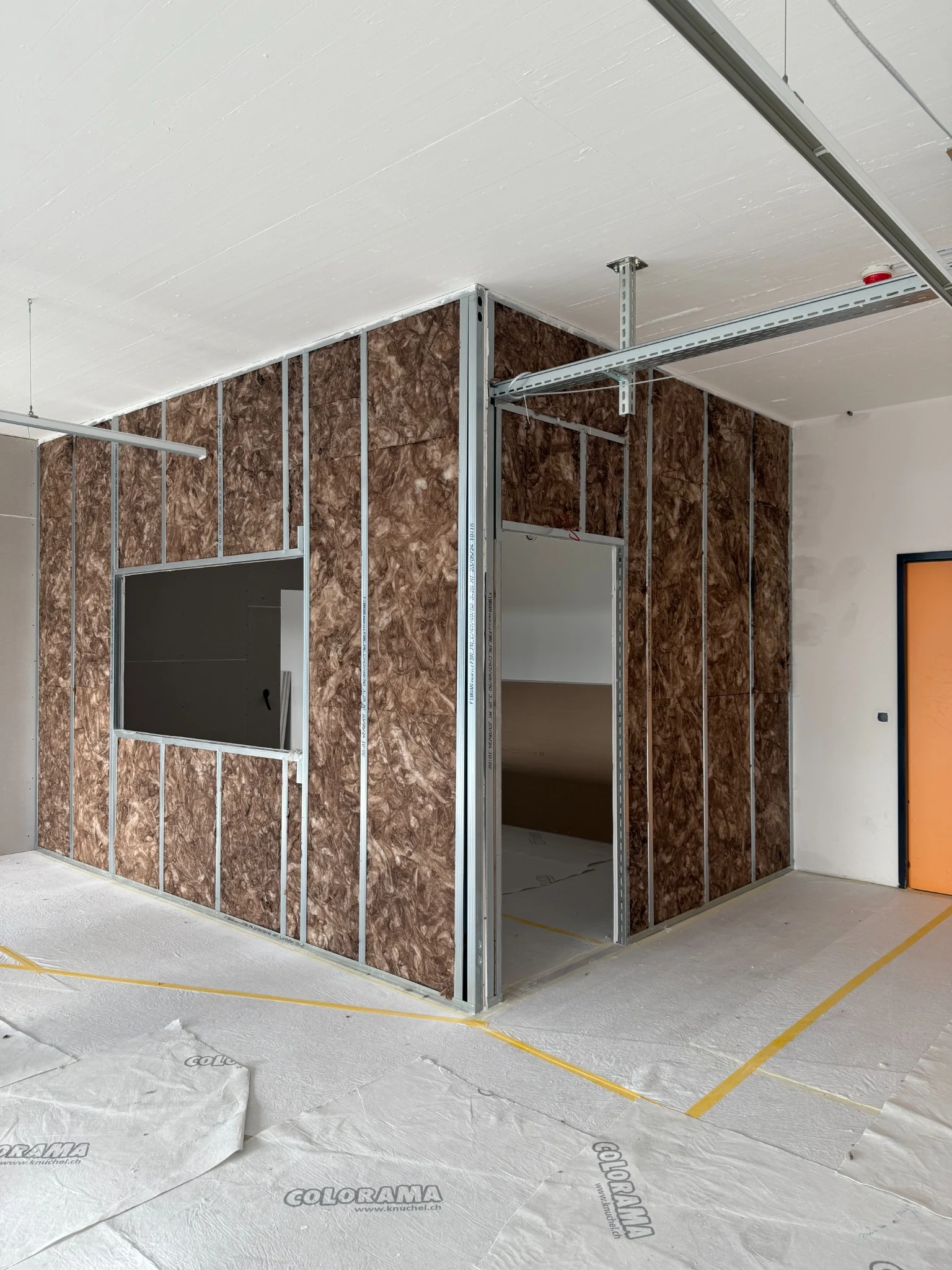Photo de chantier : réalisation de cloisons en plaques de plâtre
