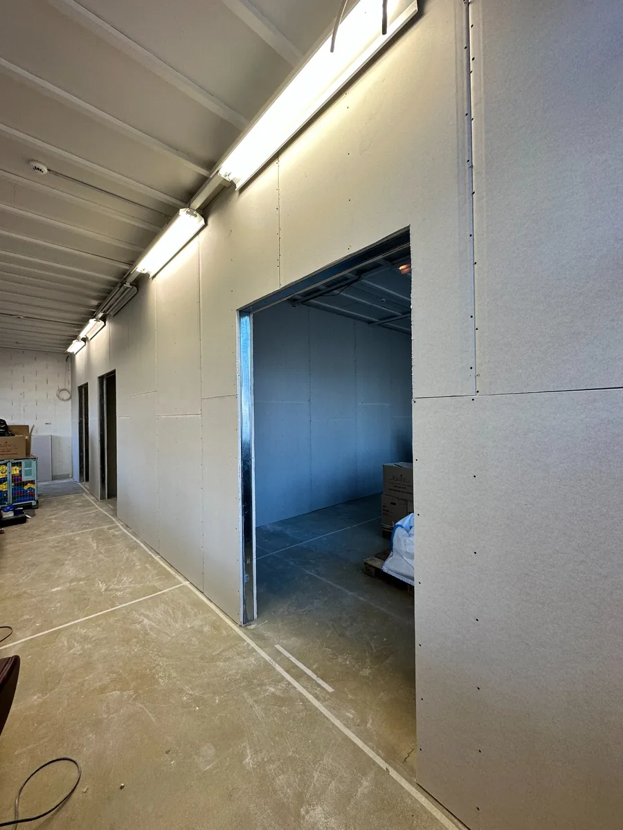Couloir avec cloisons et habillages en plaques de plâtre