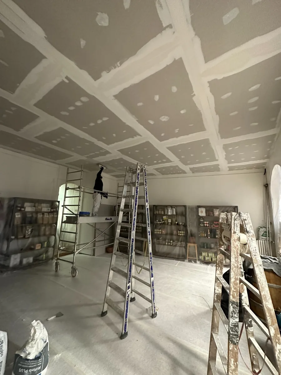 Plafond en plaques de plâtre en cours de jointoiement